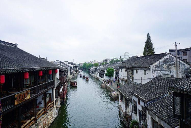 她将身体麻醉6小时,任由观众处置,期间没有拥抱只有暴徒的狂欢